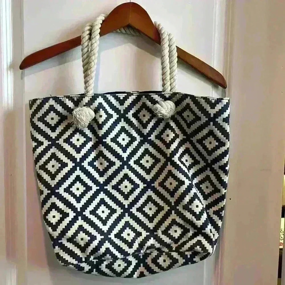 Summer & Rose - Picture 1 of 4